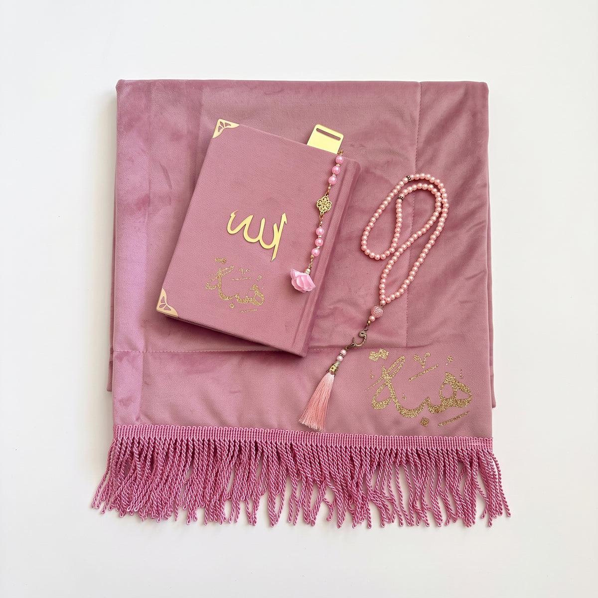 Pack Prière Personnalisé avec Prénom – Tapis, Coran, Tasbih & Marque-page